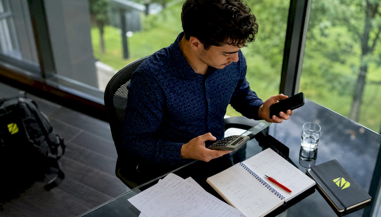 Un jeune professionnel en pleine élaboration du budget marketing d'une petite entreprise