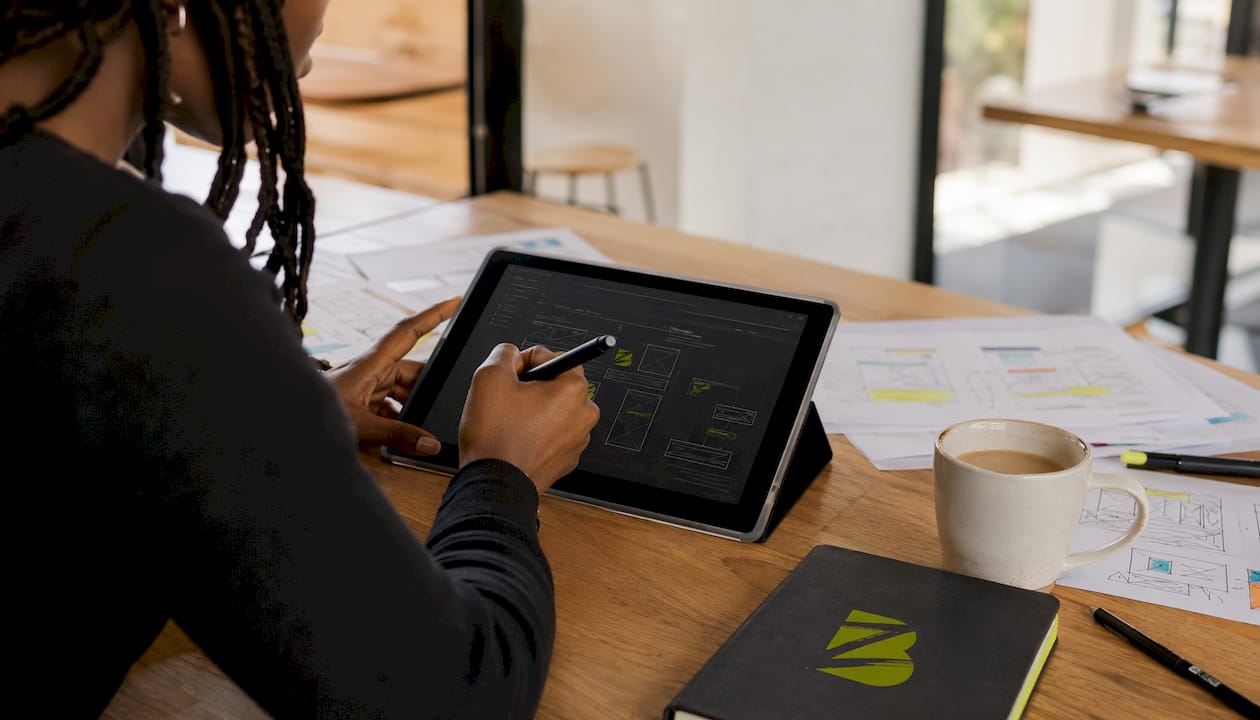 Création d’un site web : main du designer dessinant sur une tablette graphique