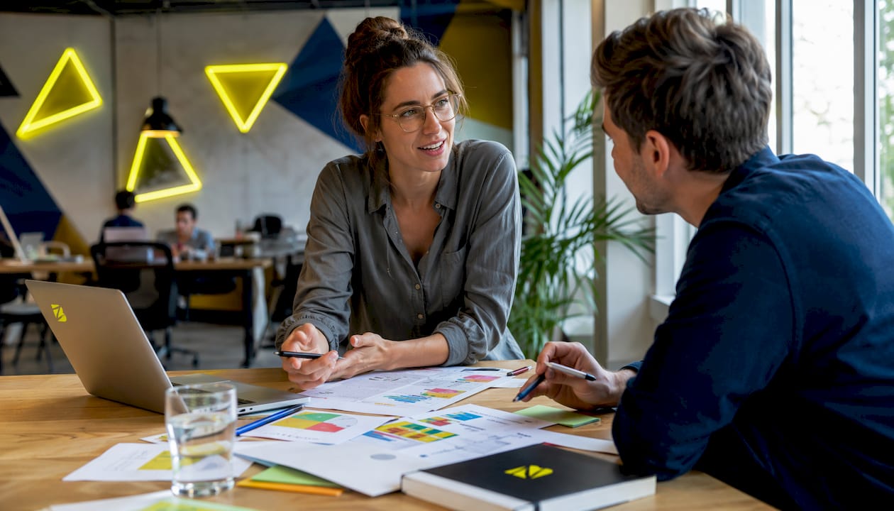 Deux experts échangent sur la mise en place d'une stratégie marketing ciblée.