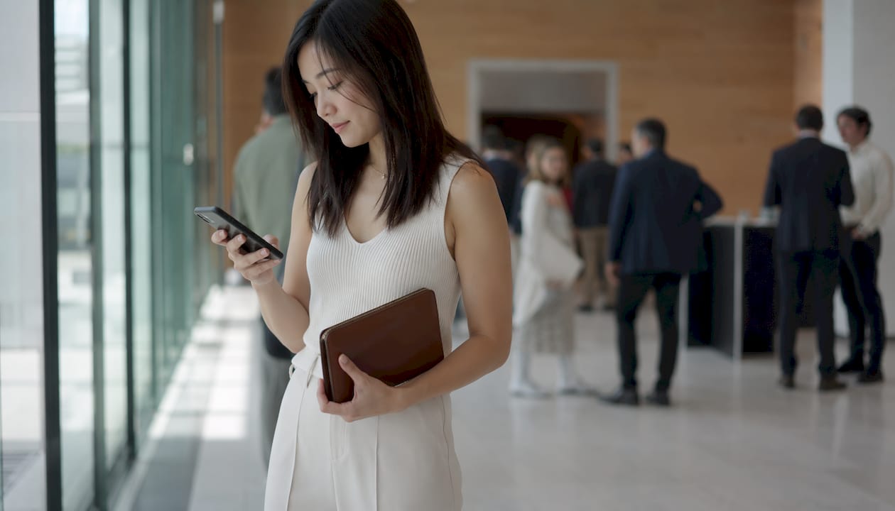 Un participant qui personnalise son expérience grâce à l’application dédiée à l’événement