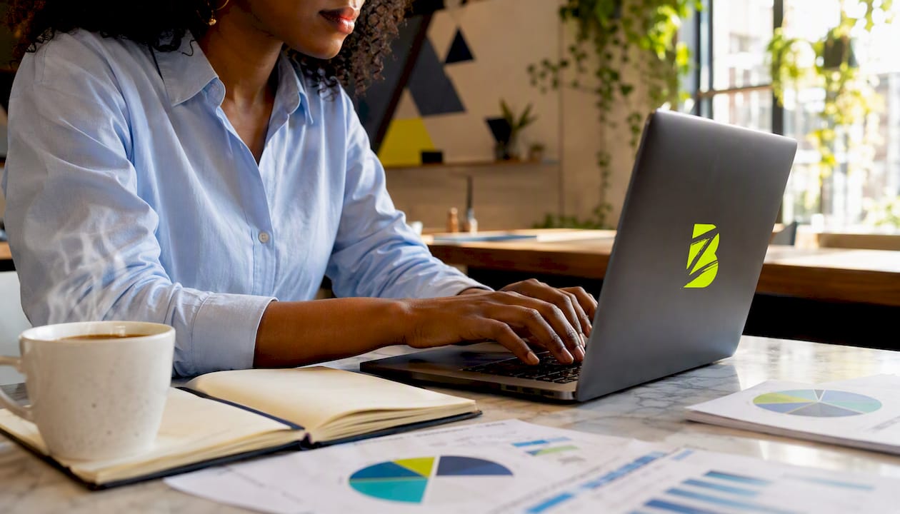 Des mains qui s’activent sur un clavier pour réaliser un audit web