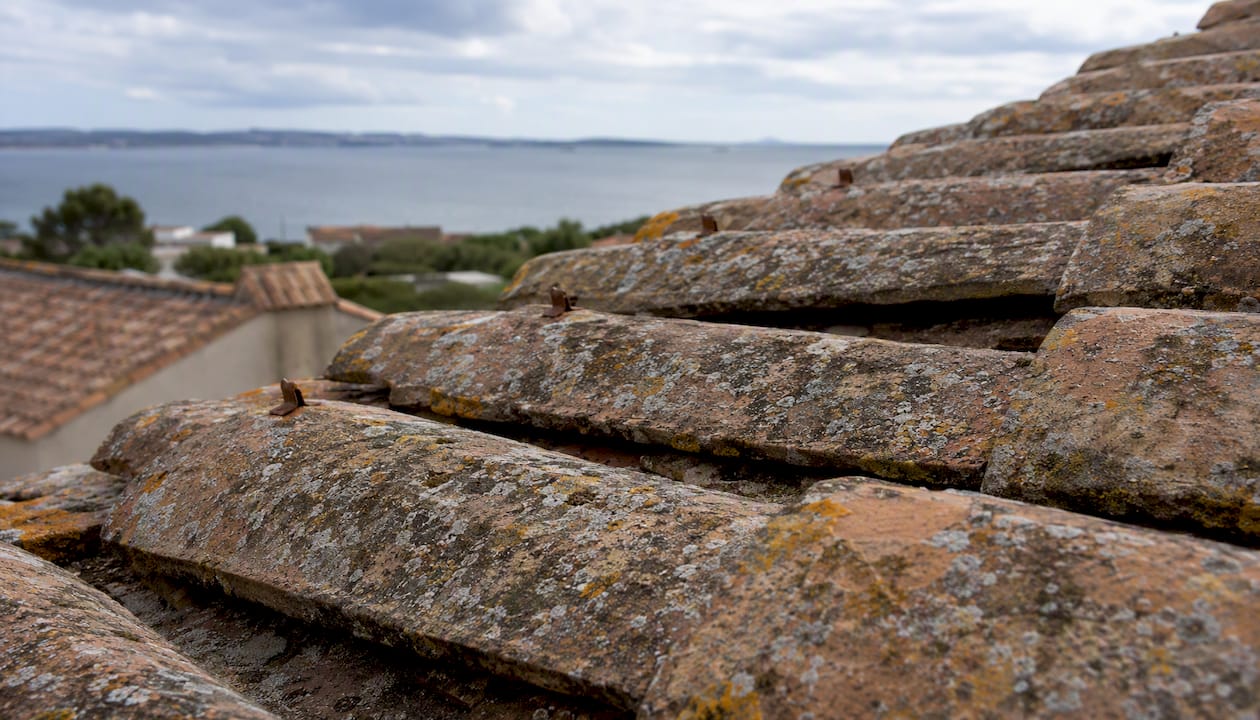 Près du littoral, les tuiles de toiture et les éléments de fixation sont souvent sujets à la corrosion à cause de l’air marin.