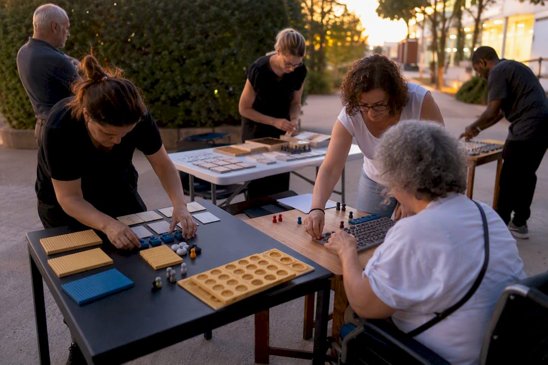 Pièces de jeu texturées disposées pour un jeu accessible
