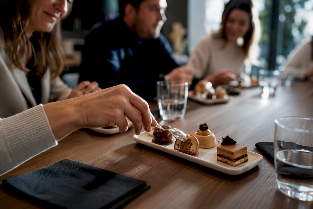 Des collaborateurs dégustant des pâtisseries pendant un atelier