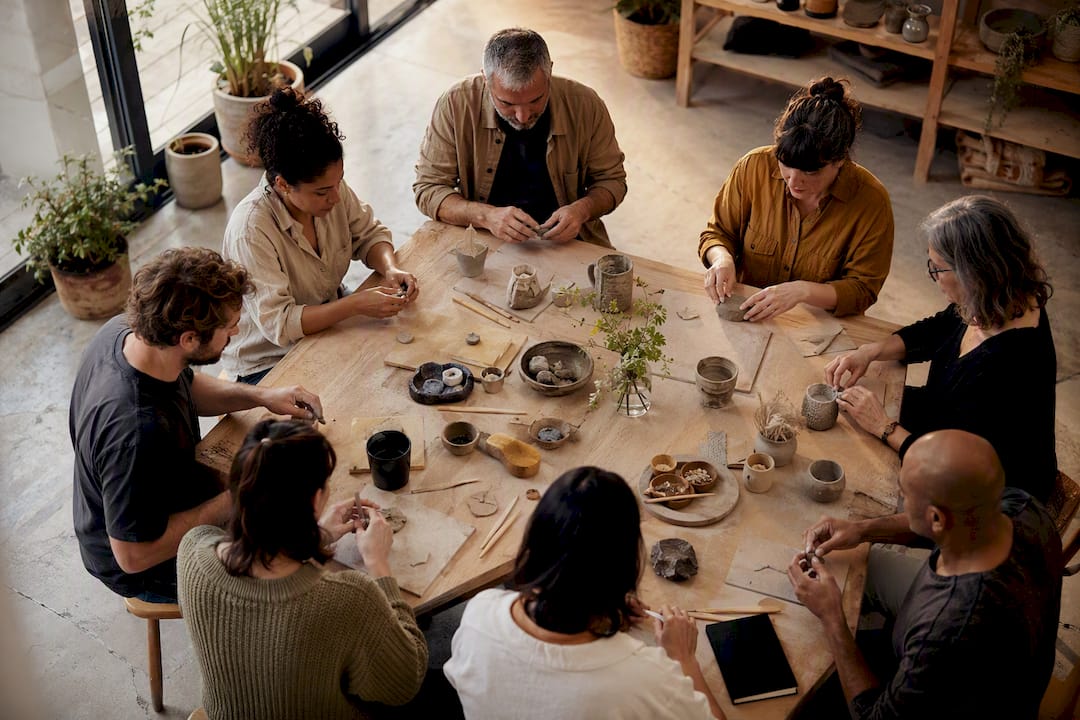 Atelier créatif en équipe, travail assis à une table