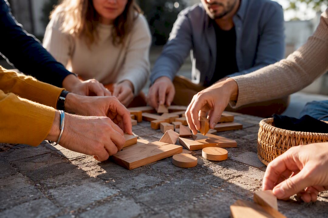 Participants jouant à des jeux coopératifs en bois
