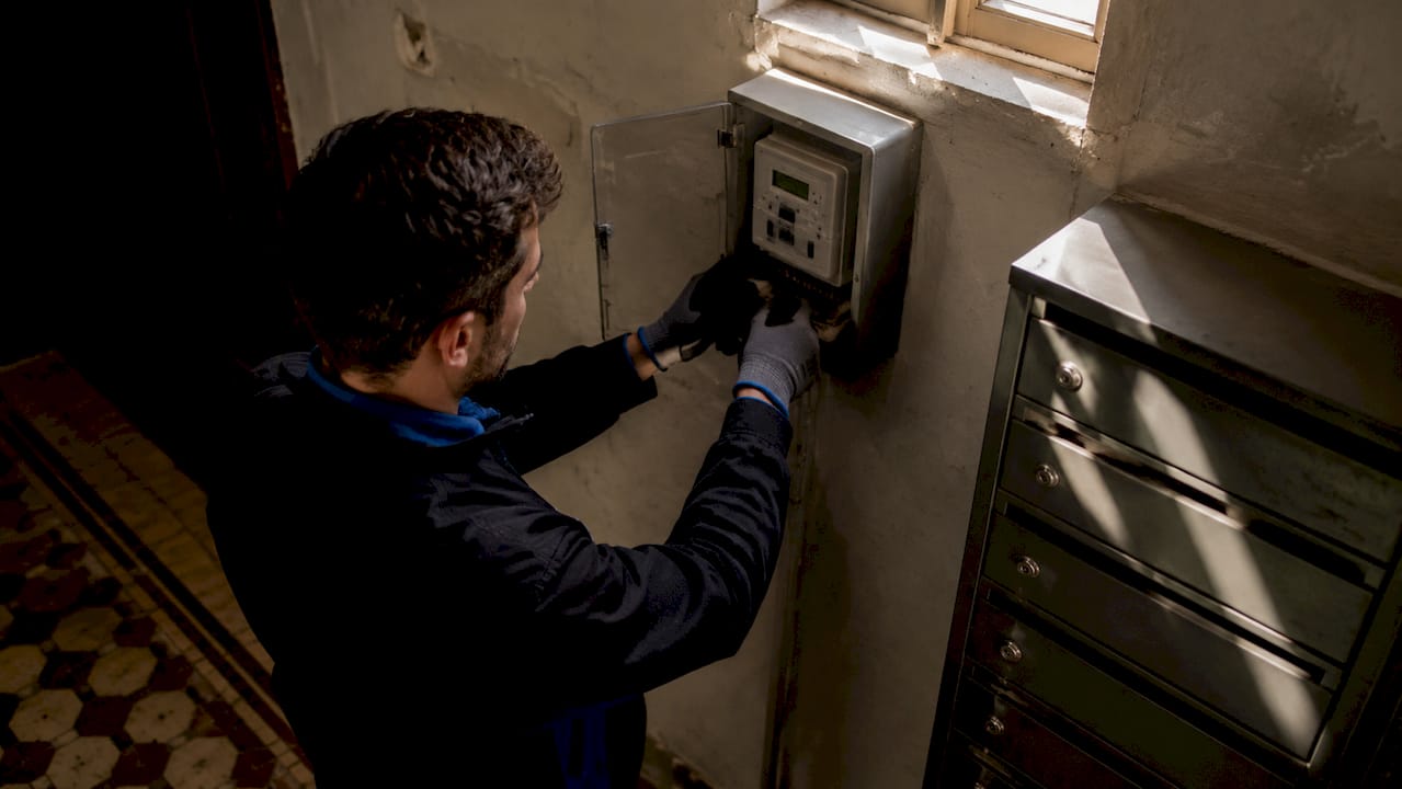 Tecnico impegnato nella manutenzione di un contatore disattivato