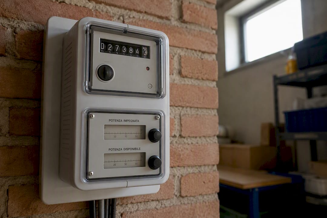 Primo piano dei quadranti e della lettura del contatore elettrico