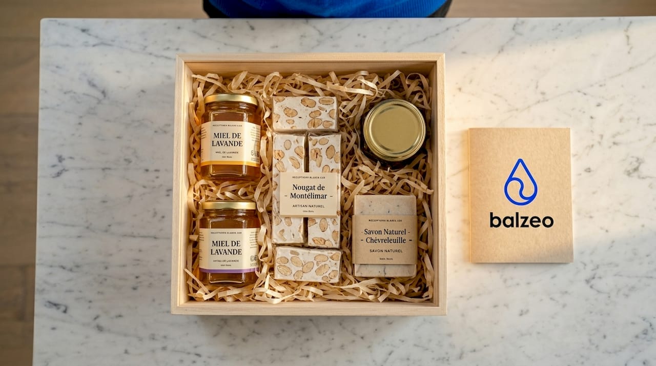 Avantages des cadeaux made in France : guide 2026 2 Une sélection de spécialités du terroir soigneusement présentée sur une belle table en bois.