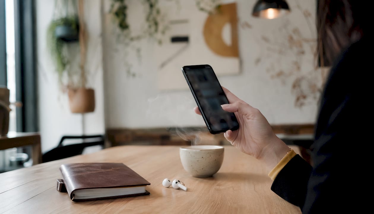 Une personne présente sur son smartphone des preuves numériques