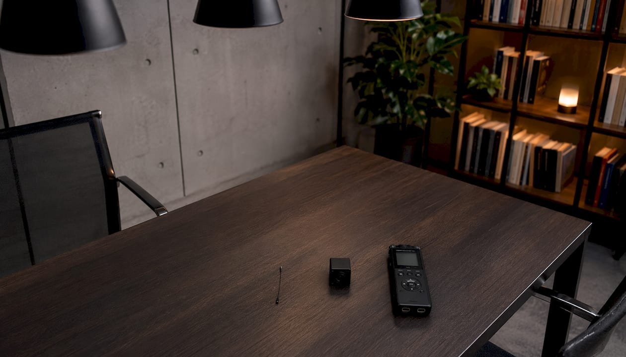 Un micro discret et une caméra compacte installés au centre de la table de réunion