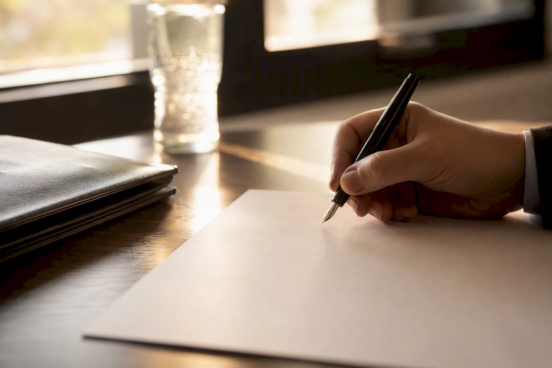 Rédaction à la main d'une attestation légale détaillée