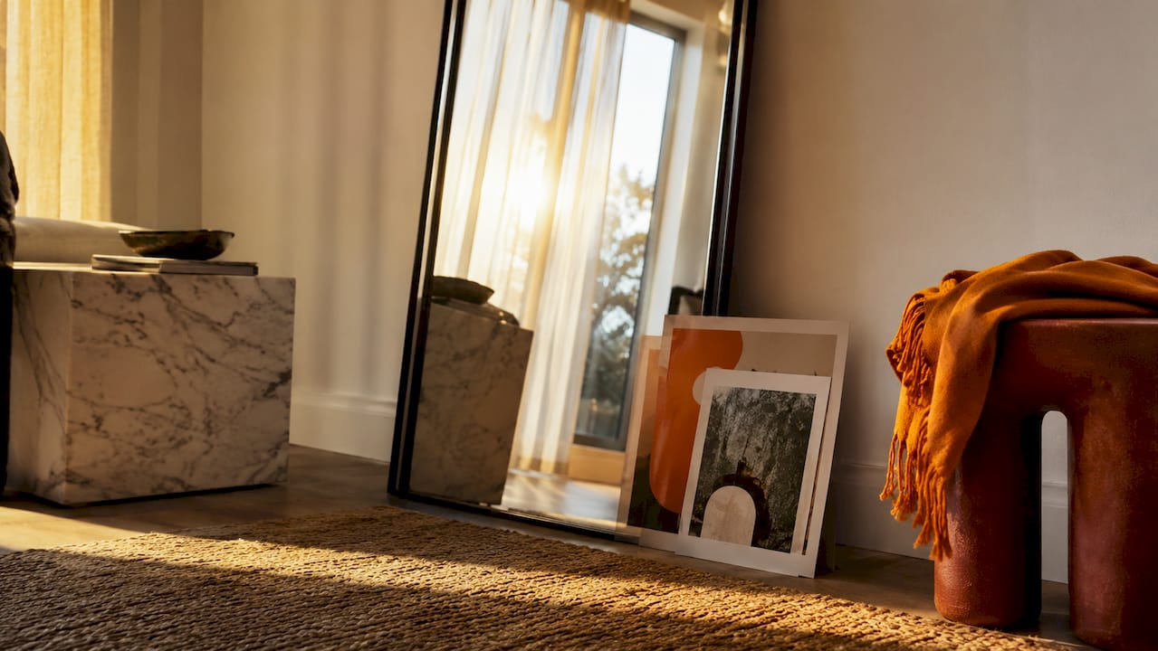 No drill ways to transform blank walls: 2026 guide 3 Large mirror leaning against wall