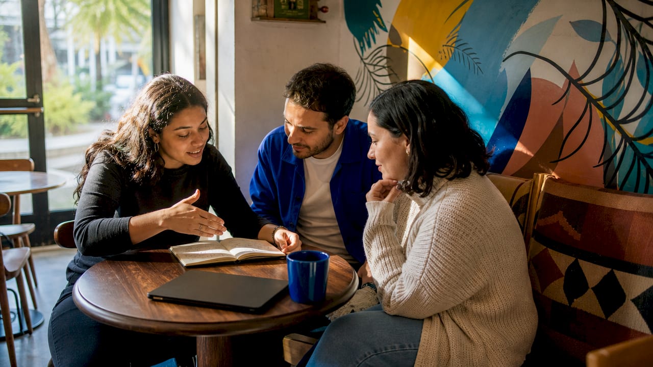 Team collaborating using Spanish at work