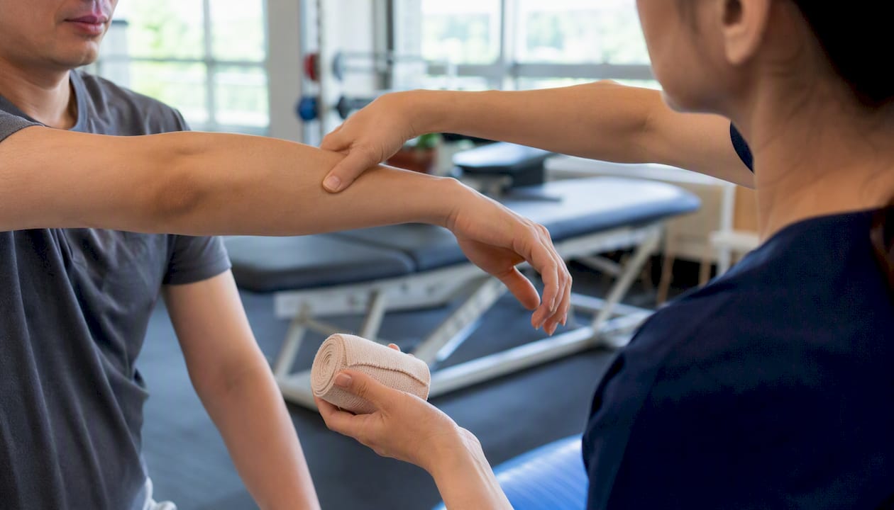 Hands demonstrating medical commands in Mandarin