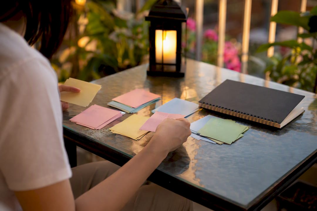 Hands using Mandarin flashcards for vocabulary learning