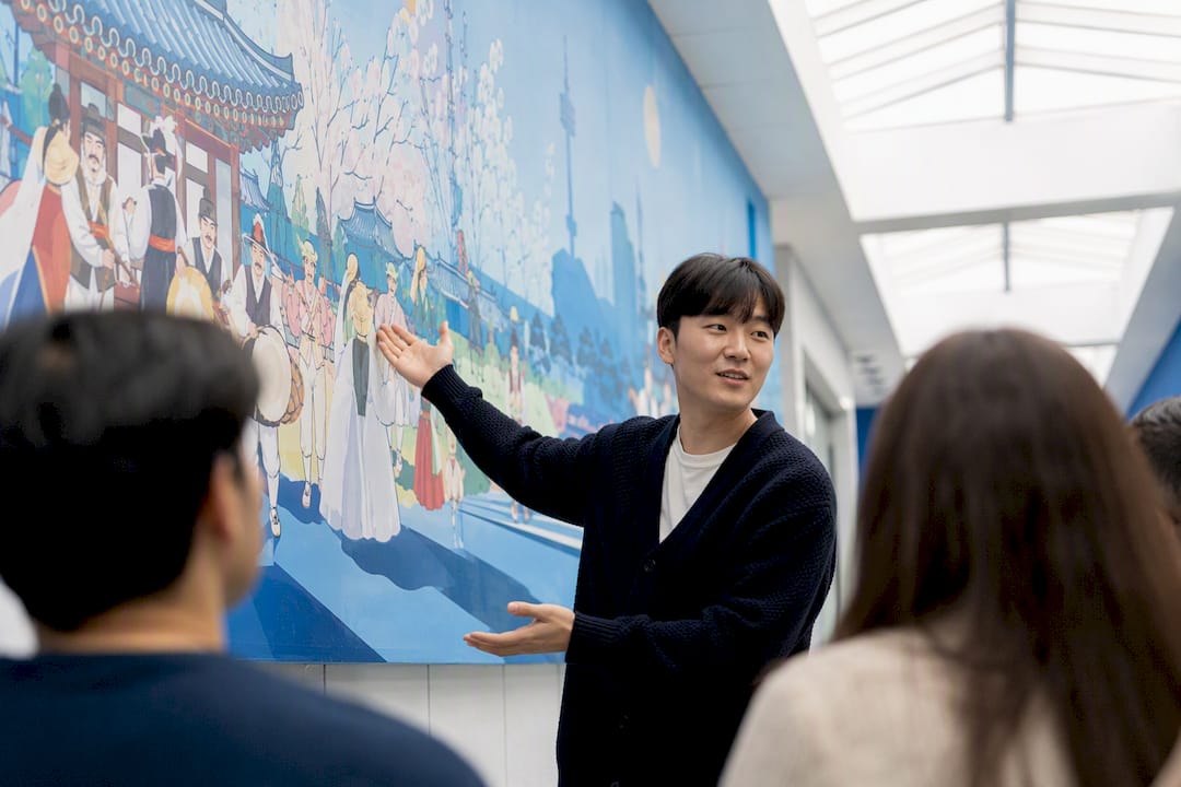 Korean instructor explaining grammar gesture