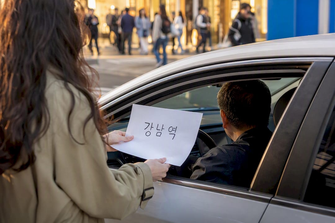 Traveler showing Hangul address to taxi driver