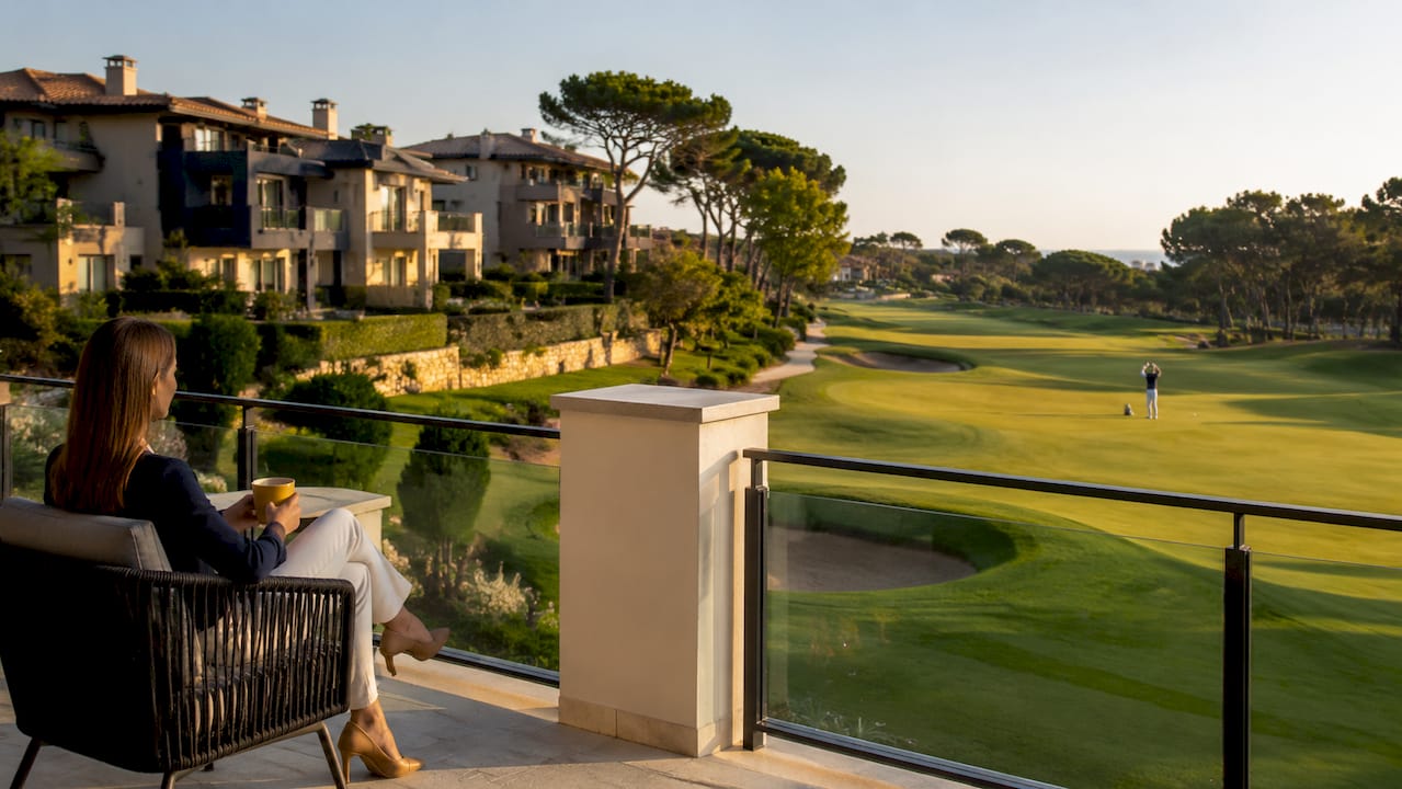 Golf course with adjacent luxury homes and fixed boundaries