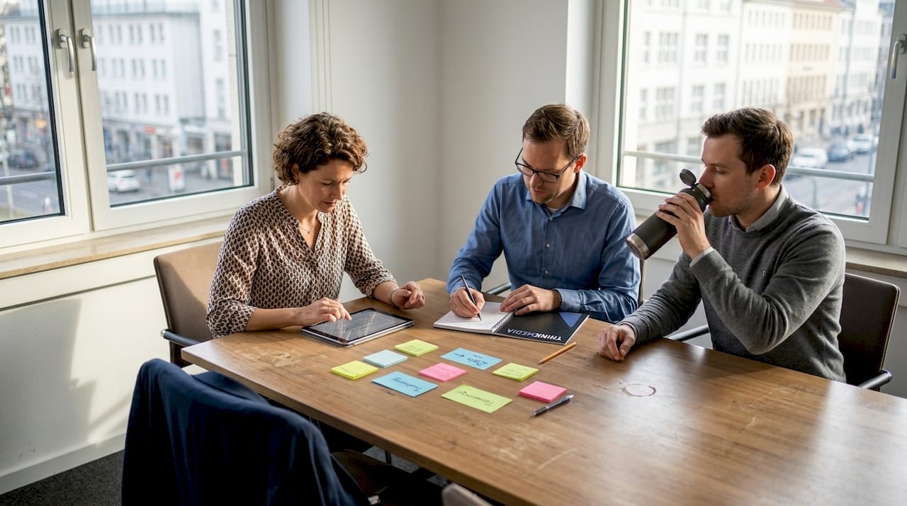 Das Team bespricht, welche Anforderungen an digitale Weiterbildungen gestellt werden.