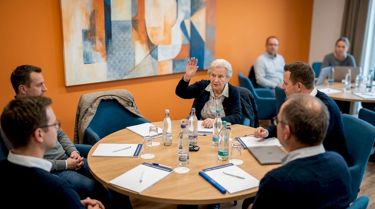 Bei der Eigentümerversammlung wird über die einzelnen Beschlussvorlagen per Handzeichen abgestimmt.