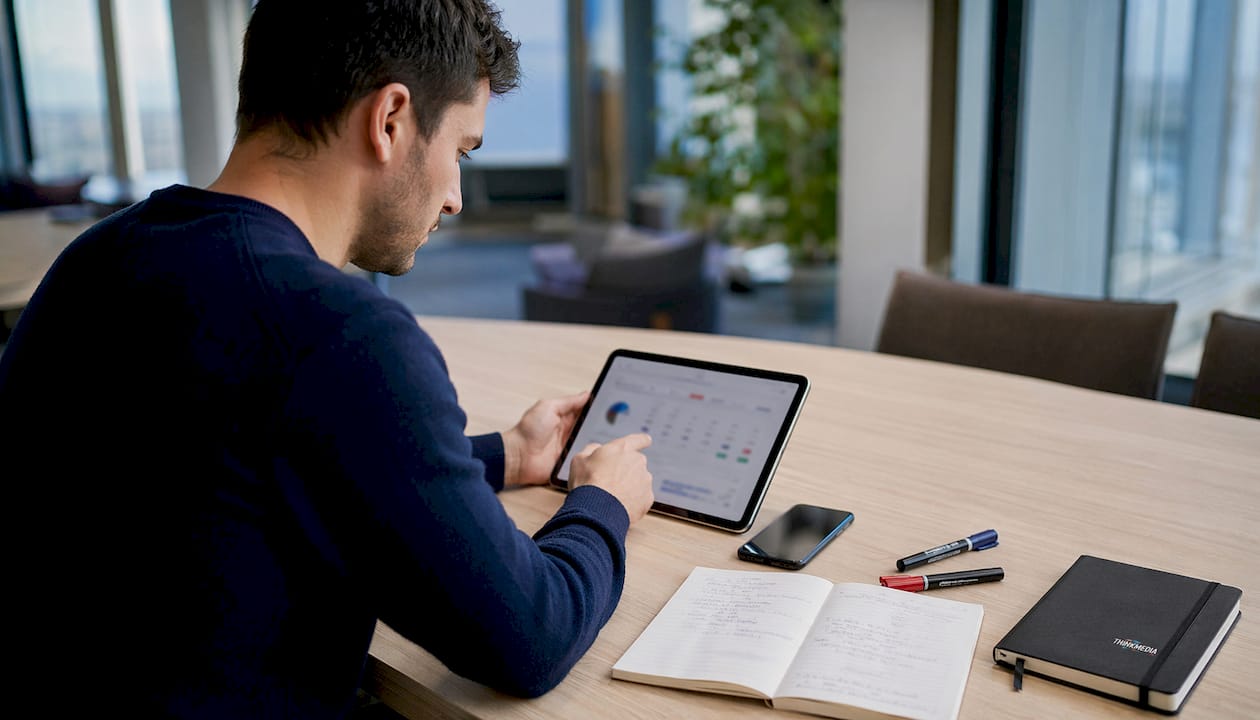 Eine Person bedient ein Tablet, das auf individuelles Lernen und die Überprüfung von Wissen zugeschnitten ist.