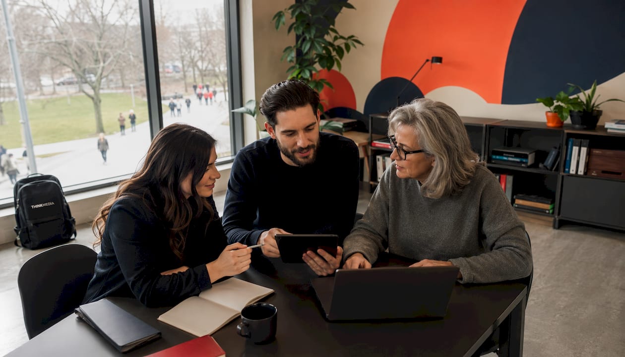 Austausch im Team rund um digitales Social Learning