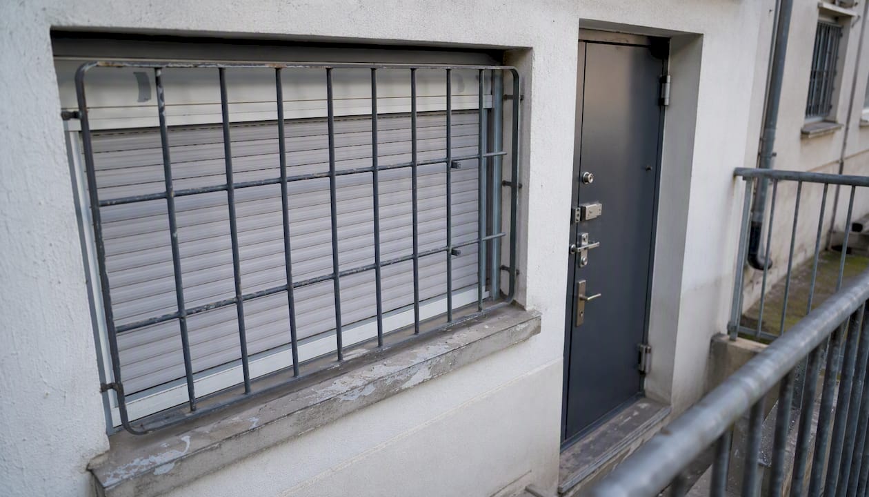 Fenstergitter und eine verstärkte Eingangstür sorgen für zusätzlichen Einbruchschutz.
