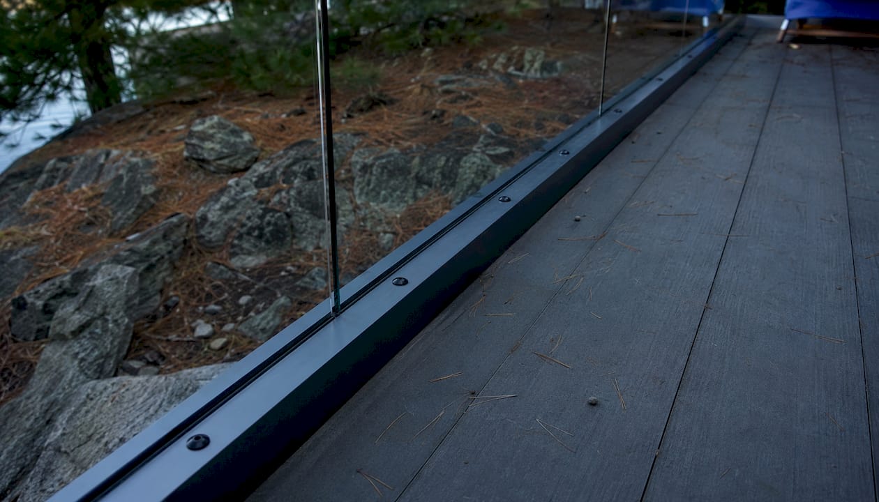 Surface deck-top mount glass base plate detail