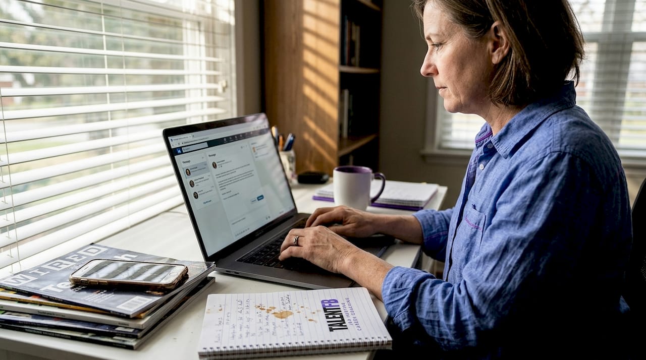 Professional sending personalized LinkedIn outreach