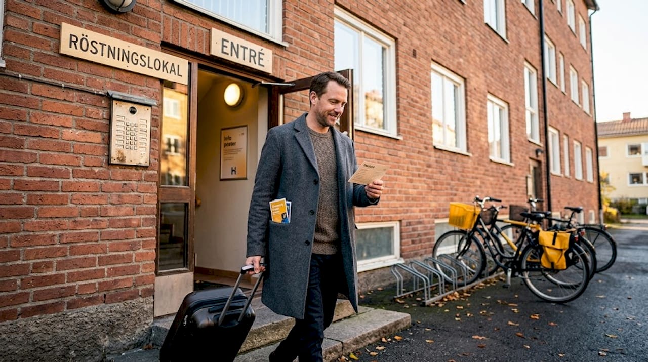 En person lämnar vallokalen som ligger i ett bostadsområde.