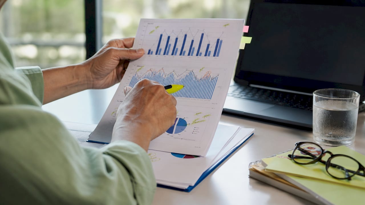 Hands pointing to inventory accuracy report