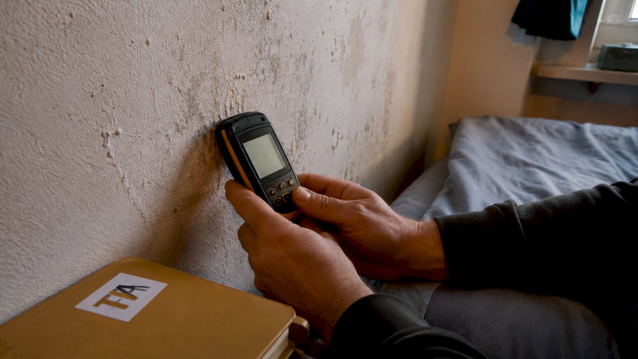Fugtmåler sat op ved væggen i soveværelset for at holde øje med skimmelsvamp