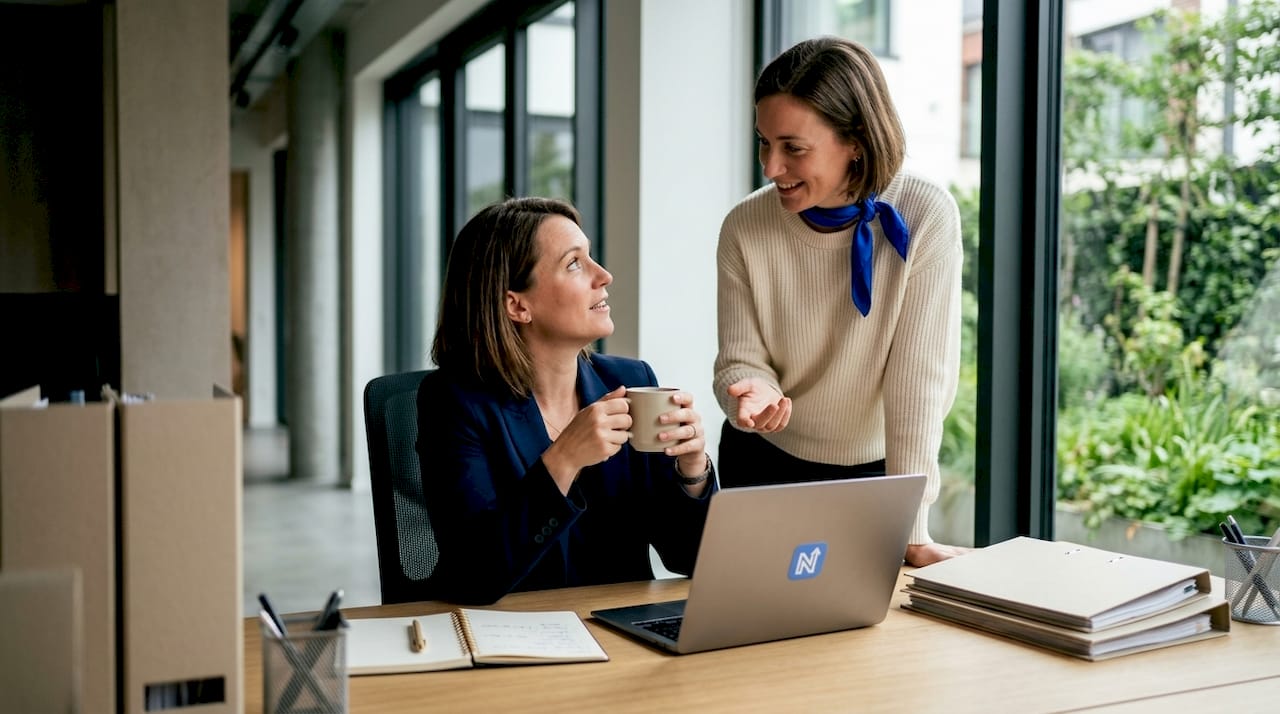 Échange professionnel dans un bureau lumineux au sein d’une petite entreprise