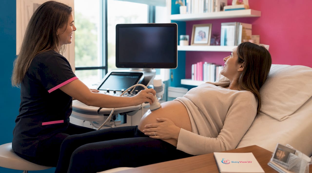 Profesional de la salud realizando una ecografía prenatal en 3D