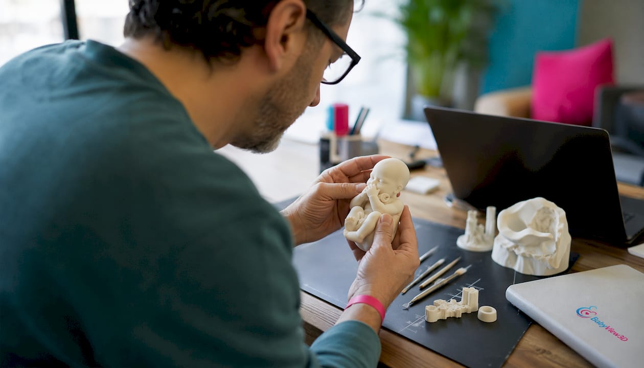 Especialista trabajando con una imagen 3D prenatal durante una sesión práctica