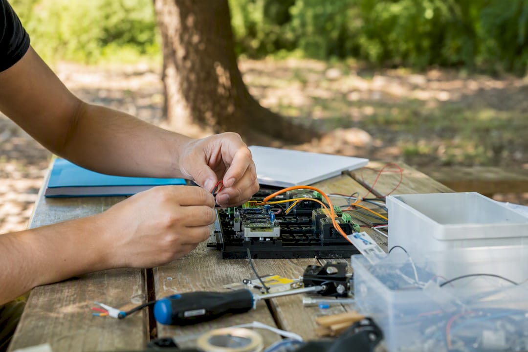 Manos realizando una tarea técnica de muestra