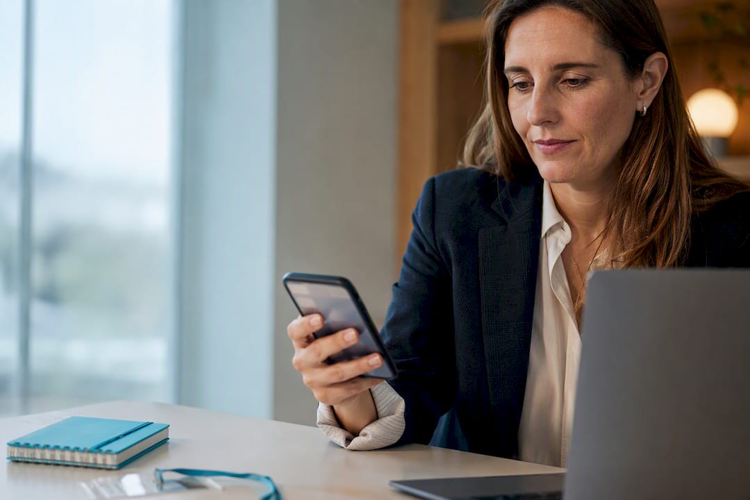 Encargado de selección enviando un SMS