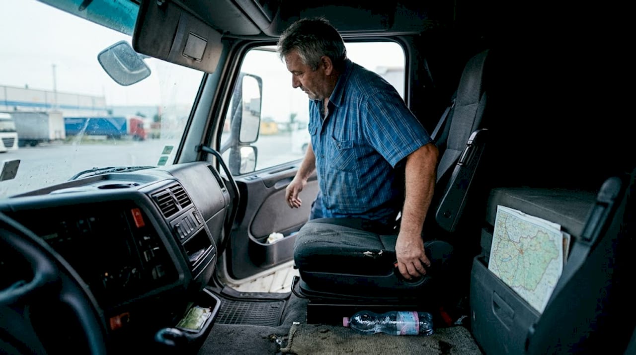 Hogyan állítsuk be helyesen a vezetőülést teherautóban az ergonómia jegyében