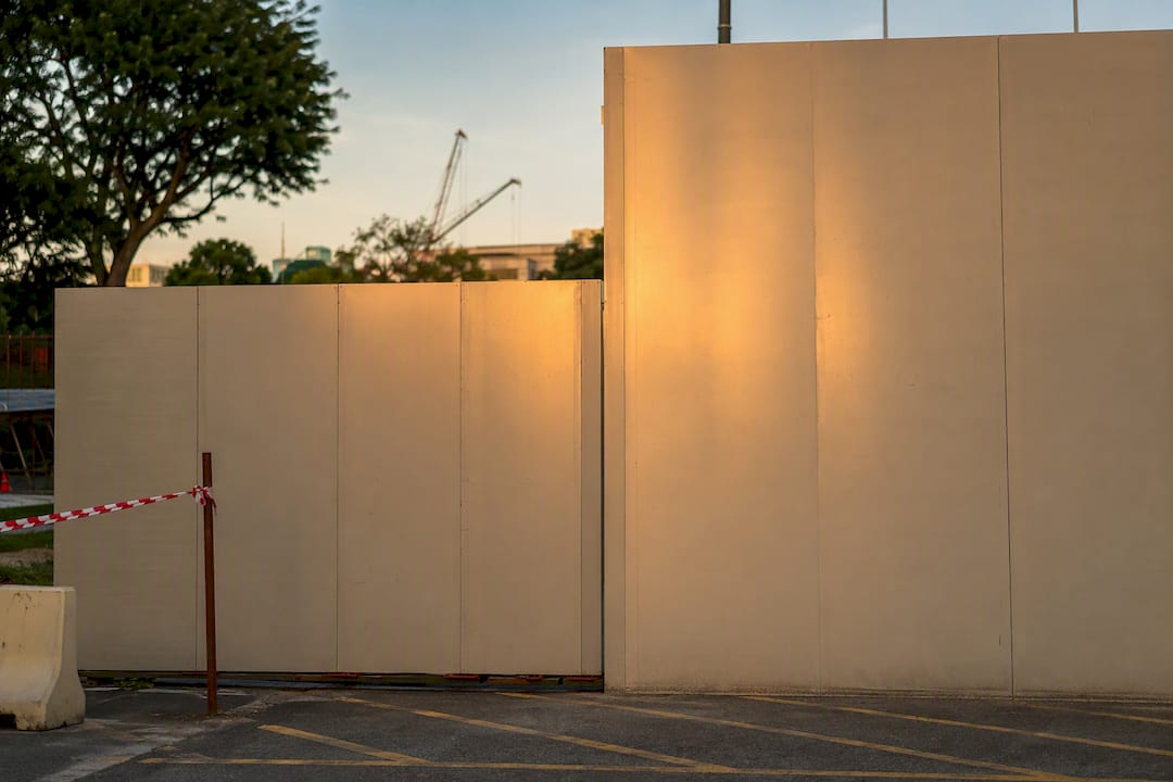 Construction hoarding height variation