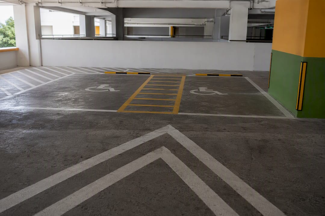 Dead-end car park aisle with widened terminal stall