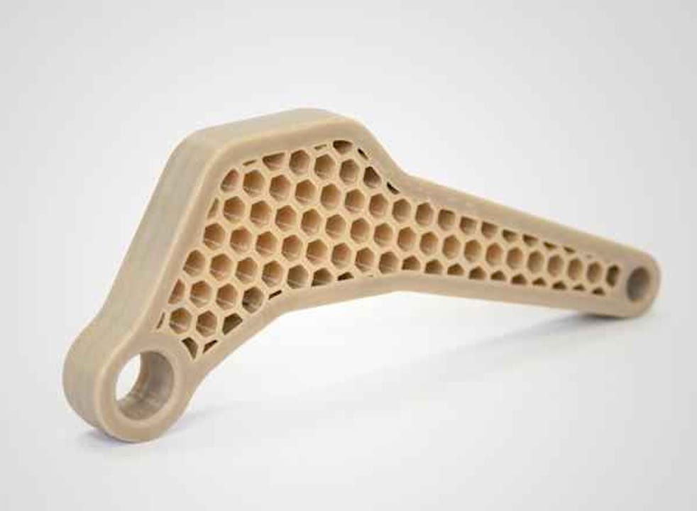 Une ingénieure examine et compare différents échantillons de matériaux imprimés en 3D.