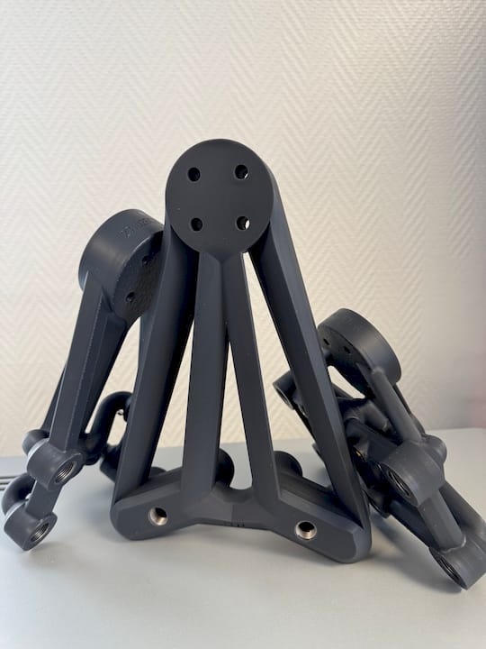 Un ingénieur s’affaire à la mise en route d’une imprimante 3D robotisée dans son laboratoire.