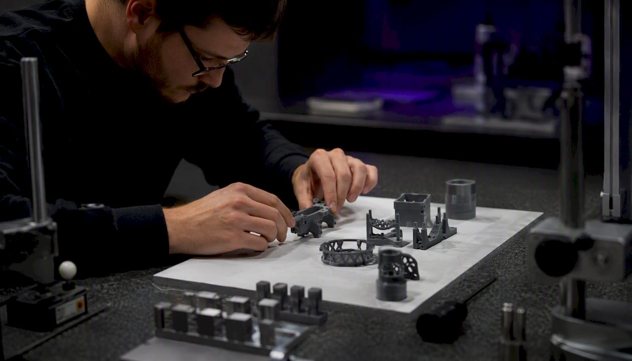 Un technicien prépare les pièces SLS en vue de leur contrôle dimensionnel.