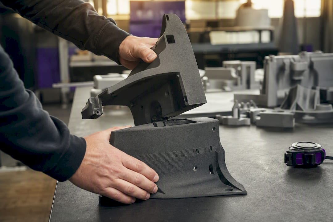 Mains assemblant de grandes pièces imprimées en 3D