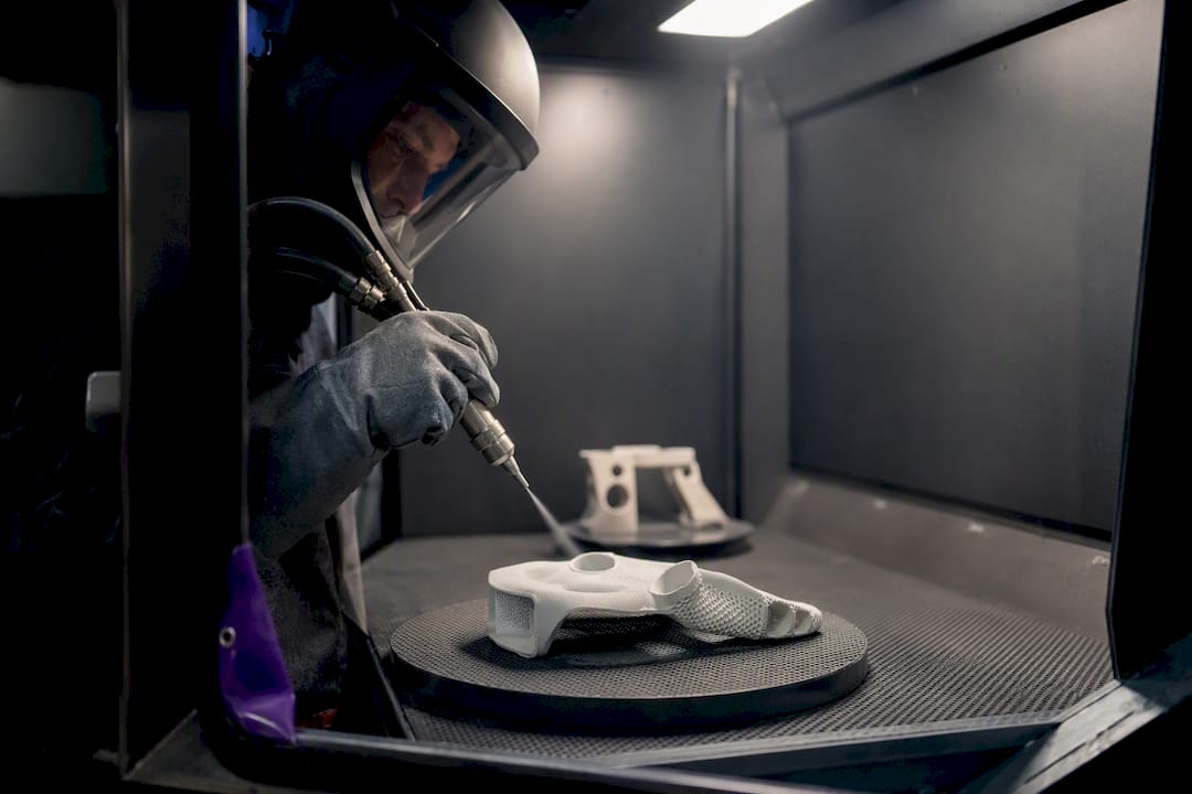 Buse de microbillage en train de traiter une pièce SLS