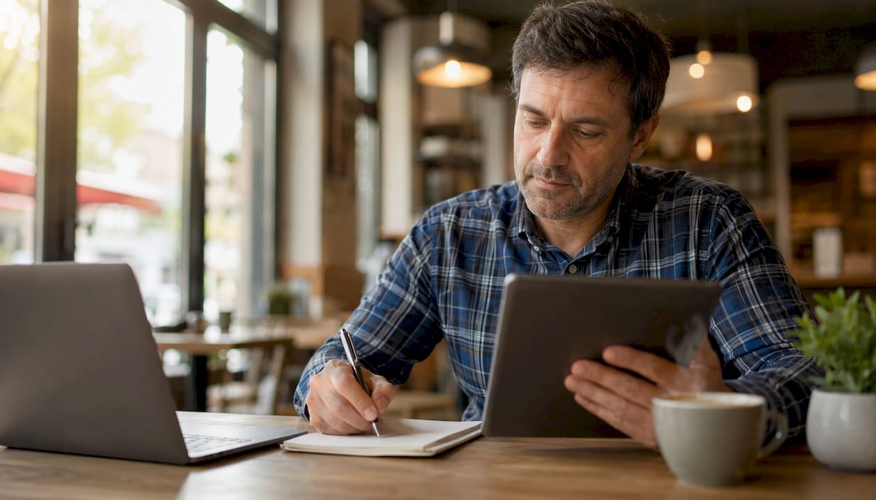 Un hombre consulta su historial médico digital desde la oficina.