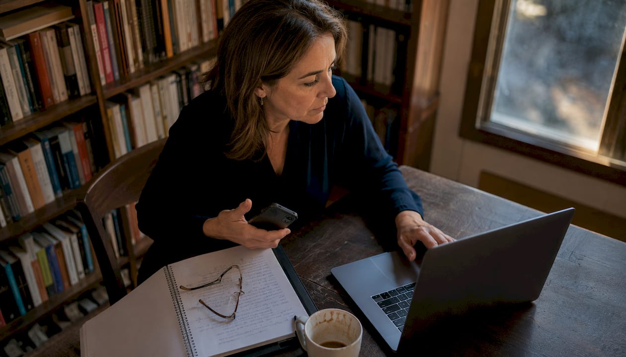 Especialista revisando una plataforma de salud digital desde su hogar