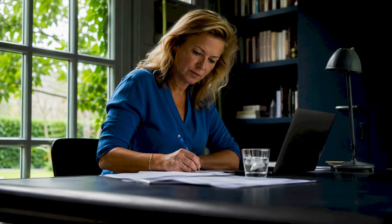 Zelfstandig ondernemer duikt thuis in de administratie
