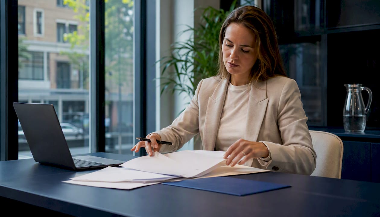 Iemand sorteert belangrijke papieren voor een startende onderneming.